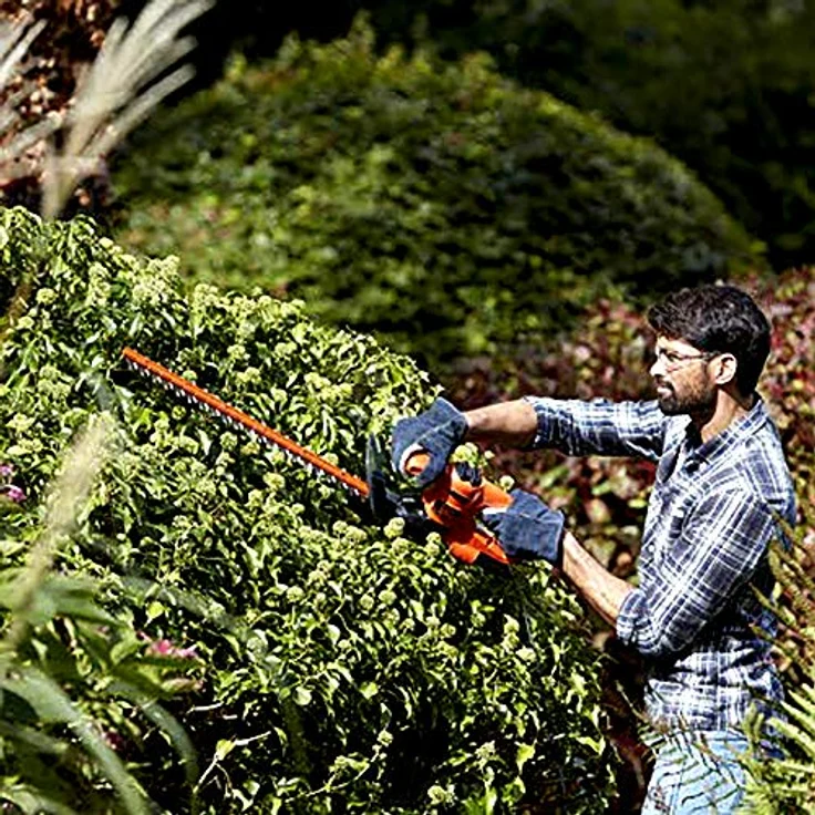 Black+Decker Elektro-Heckenschere (420W, 45 cm Schwertlänge, 16 mm Schnittstärke, T-Handgriff und transparentem Handschutz, für kleine Hecken) – Bild 6