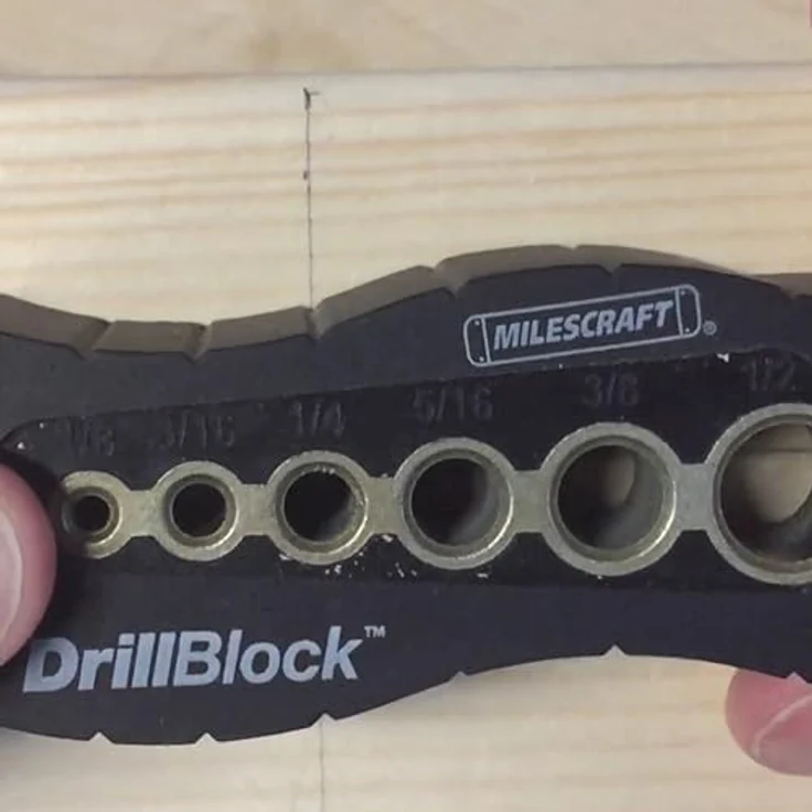 Milescraft 1362 Bohrlehre / Bohrhilfe mit 6 Buchsengrößen, für rechtwinkliges und präzises Bohren - Metallblock mit V-Nut, Gummifüßen und seitlichen Zentrierlinien – Bild 4