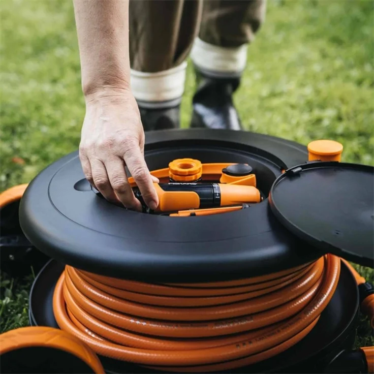 Fiskars Waterwheel M mit 20 m Schlauch (1023643) Zubehörfach mit Zubehör freite Platzierung 360° Drehung Schlauchwagen – Bild 5