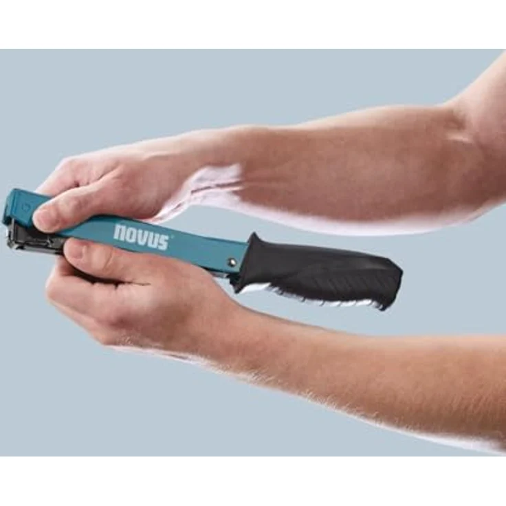 Novus Tools Hammertacker J-022, für Feindrahtklammern Typ H (4-6 mm), ergonomischer Softgrip, robuste Vollmetall-Konstruktion, blau – Bild 4