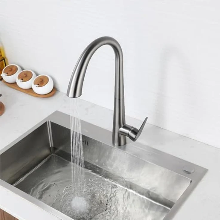 wohnwerk.idee Küchenarmatur ROSS, Ausziehbarer Wasserhahn in Gold Matt Gebürstet mit Schwarz Chrom Finish – Bild 8