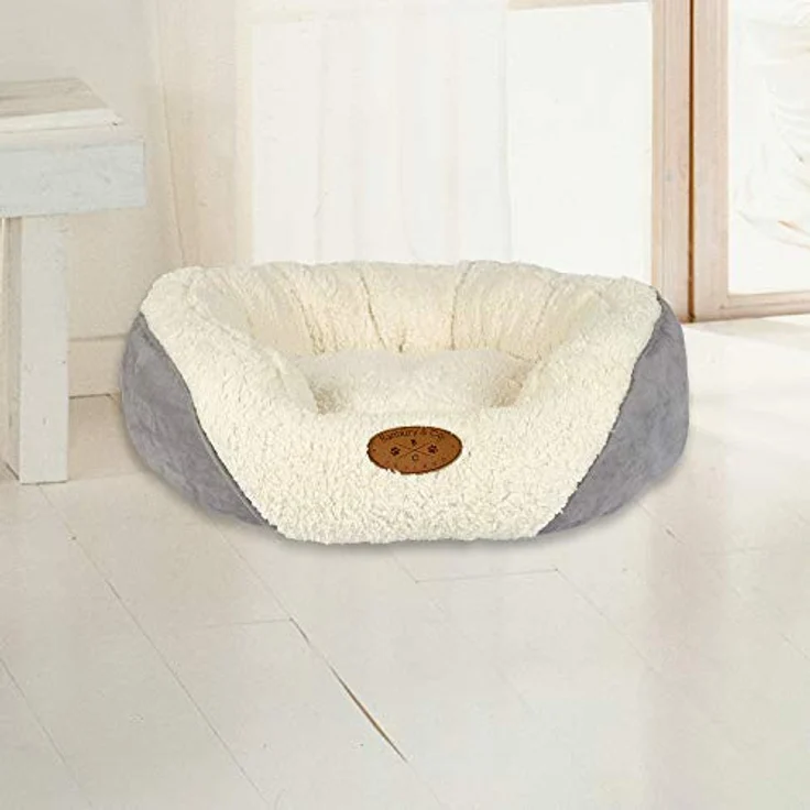 Pet Brands Banbury & Co Luxus-Hundebett / -Katzenbett, klein, superweich mit künstlichem Schafspelz, abnehmbarem Kissen, PU Abzeichen, zweite Farboption, waschbar – Bild 2
