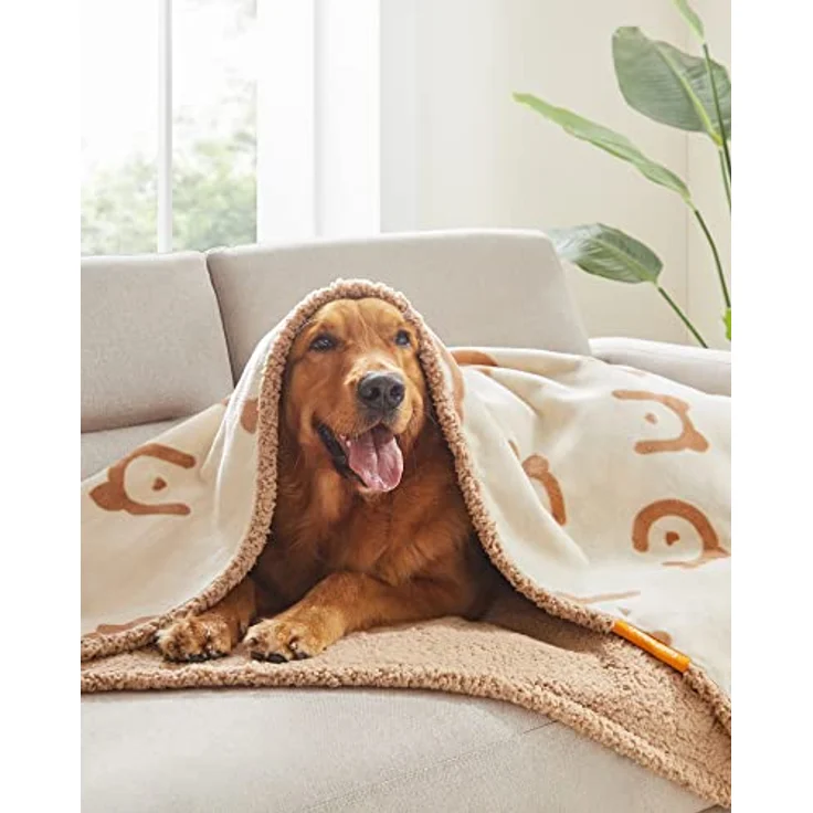 Feandrea wasserdichte Hundedecke, Sherpa Fleece Haustier Decke für mittelgroße und große Hunde, Katzen, 152 x 127 cm, XL, maschinenwaschbar, beidseitiger Sofabezug-Schutz, beige – Bild 4