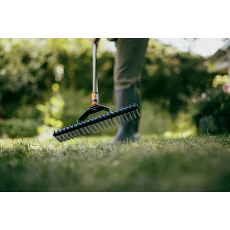 Fiskars OneClick Aerator Rake, effizientes Belüftungsrechen-Tool für gesunden Rasen – Bild 3