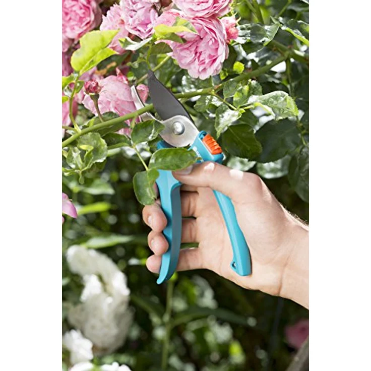 GARDENA Classic Gartenschere Aktion Pflanzenschonende Baumschere mit Bypass-Schneide für Blumen und Zweige bis 18 mm Durchmesser, mit Saftrille und Drahtabschneider, zwei Griffpositionen 8754-30 – Bild 4