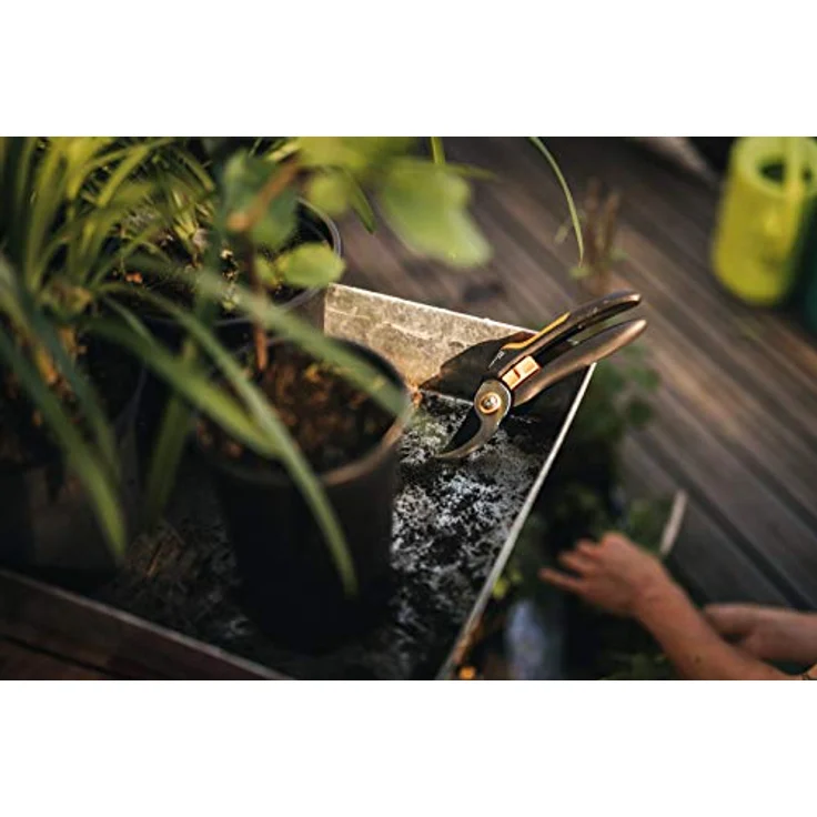 Fiskars Solid M Bypass-Gartenschere P321, orange schwarz – Bild 4