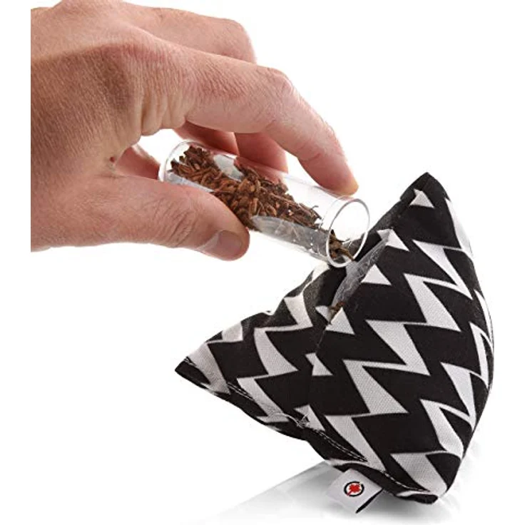 CanadianCat Company Schmusekissen Pyramide XL Zig-Zag mit Baldrian, ca. 11 x 11 x 11 cm, für Katzen – Bild 3