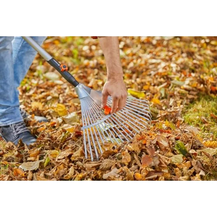 GARDENA combisystem-Verstellbesen: Laubrechen mit variabler Arbeitsbreite von 30-50 cm, ideales Gartenzubehör zum Zusammenfegen von Laub oder Grasschnitt, passend zu allen cs-Stielen (3103-20) – Bild 3
