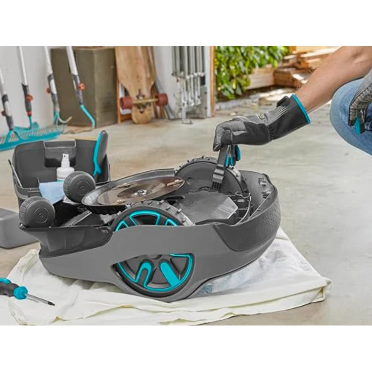 GARDENA Wartungs- und Reinigungsset: Zubehörset für die Reinigung und Instandhaltung von GARDENA Mähroboter, mit Schleifpad, Bürsten, Kunststoff-Pflegespray und Schraubenzieher (4067-20) – Bild 4