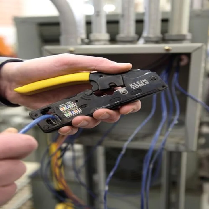 KLEIN TOOLS Datenkabel-Crimpwerkzeug/-Abisolierwerkzeug/-Schneider mit Ratsche, Kompakt für CAT6, CAT5e, CAT3 und Flat-Satin-Telefonkabel – Bild 3