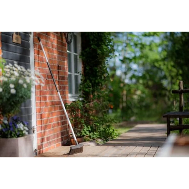 Fiskars Light Besen, Terrassenbesen für glatte Oberflächen, Mit Soft-Griff, Länge 1,6 m, Light, Weiß-Schwarz, 1025927 – Bild 5