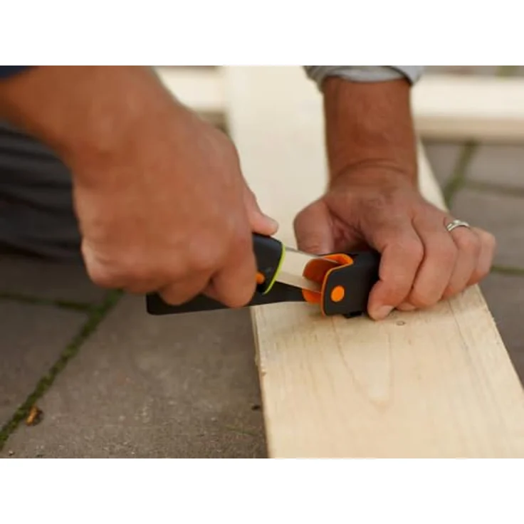 Fiskars Hochleistungsmesser inklusive Holster mit integriertem Messerschärfer, Gesamtlänge: 21,9 cm, Schwarz-Orange-Grün, 1023619 – Bild 13
