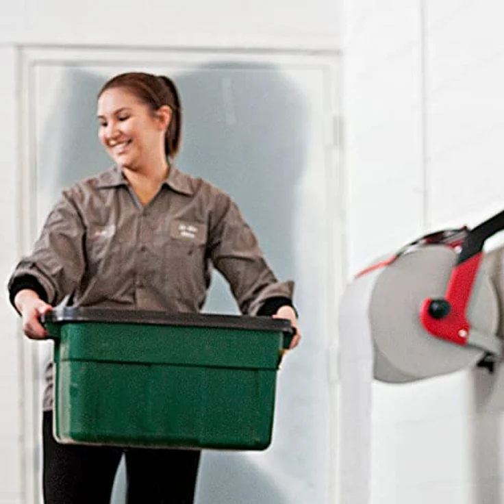 Tork Papierhandtuchspender W1, Wandhalterung für Großrollen bis 43 cm Breite, rot/schwarz, robuste Metallkonstruktion mit glasfaserverstärkter Abreißkante – Bild 5