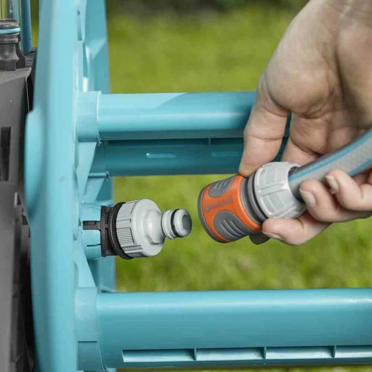 GARDENA Schlauchwagen CleverRoll M: Schlauchwagen mit bis zu 60 m Kapazität, besonders standfest, mit Clip zur Spritzen-Aufbewahrung, Nachtropfstopp, Kurbelseite frei wählbar (18511-20) – Bild 5