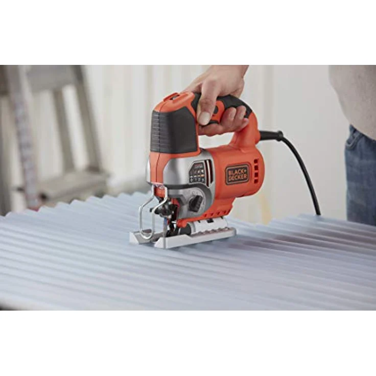 Black & Decker Elektronik-Pendelhub-Stichsäge (650W, 3 Pendelhubstufen, variable Hubzahl, Aluminium-Druckguss-Sägeschuh, Staubabsaugvorrichtung, für gerade-, Kurven- und Gehrungsschnitte) – Bild 9