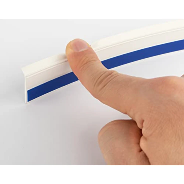 SCHELLENBERG PVC-Flachleiste, selbstklebend, 50 m, 3-5 cm Breite, Verblendung von Fugen und Übergängen in Weiß – Bild 5