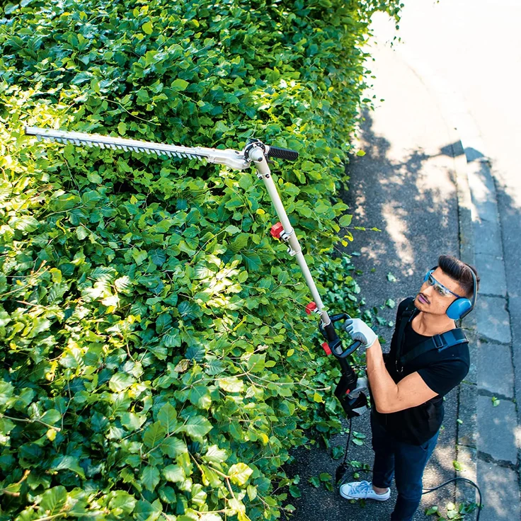 Scheppach Elektro-Heckenschere TPH900 Gartenschere, ideal für hohe Hecken und Sträucher, gehärtetes Stahlschwert, 900 Watt Leistung, Schnitt 15 mm – Bild 5