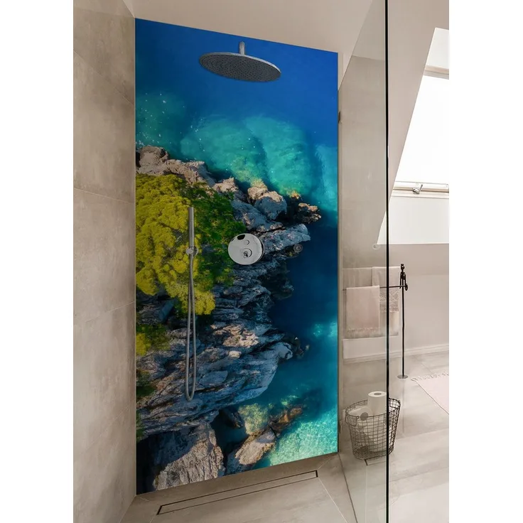 Wallario Duschrückwand Felsige Küste mit Bäumen von oben, (1-tlg) – Stilvolle und langlebige Duschrückwand für eine moderne Oase