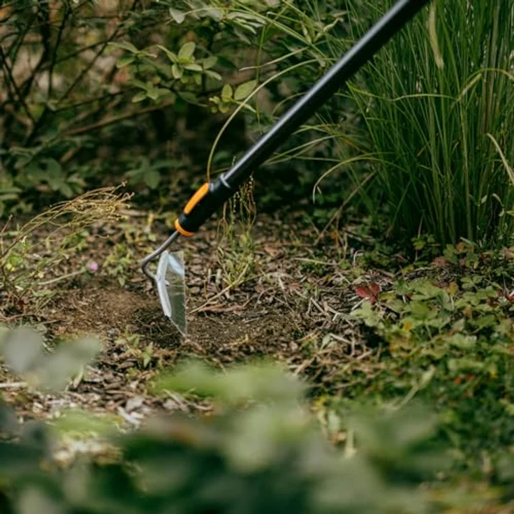 Fiskars Doppelhacke Gartenhacke 1080683, 190 mm QuikFit™, Edelstahlklinge zur Unkrautentfernung und Bodenlockerung – Bild 6