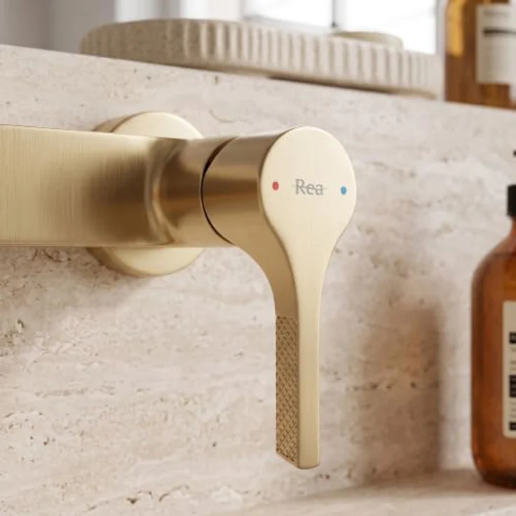 wohnwerk.idee Wannenarmatur Maxim Gold matt, Wandmontage mit klappbarem Auslauf und ABS-Handbrause – Bild 3