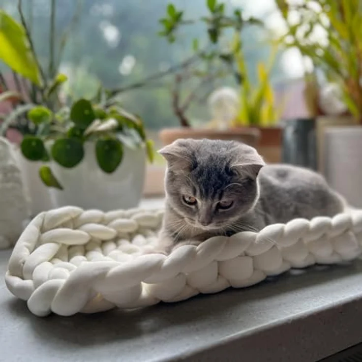 Aumüller Fensterbankliege für Katzen - Katzenbett aus Grobstrick - Beige, gemütlicher Ruheplatz mit erhöhtem Rand – Bild 3