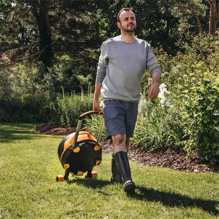 Fiskars Waterwheel XL mit Rädern (1025933) 20 m Schlauch Zubehörfach mit Zubehör freite Platzierung 360° Drehung automatischer Aufrollschlauch Schlauchwagen – Bild 11