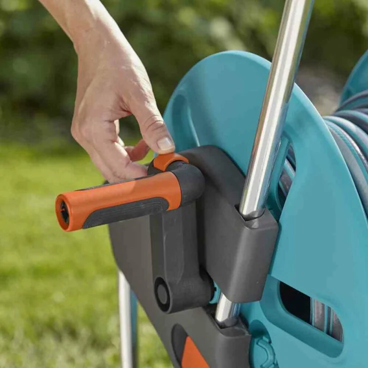 GARDENA Schlauchwagen CleverRoll M: Schlauchwagen mit bis zu 60 m Kapazität, besonders standfest, mit Clip zur Spritzen-Aufbewahrung, Nachtropfstopp, Kurbelseite frei wählbar (18511-20) – Bild 6