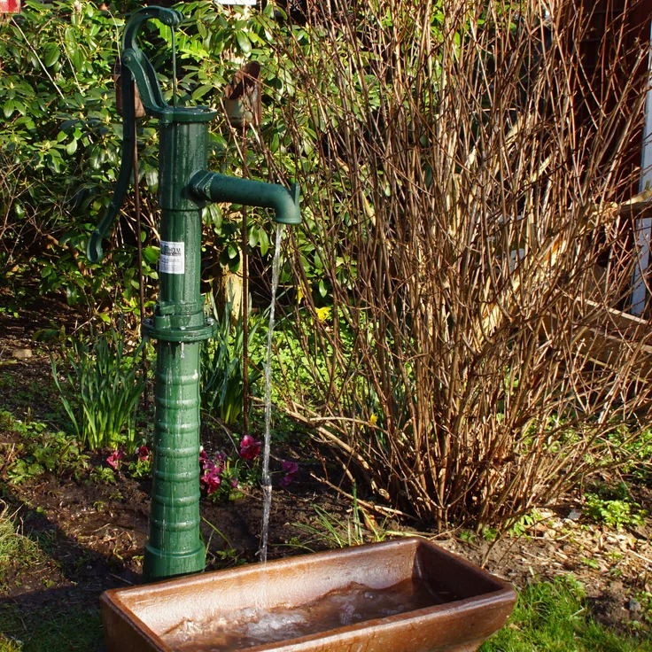 TRUTZHOLM® Schwengelpumpe + Pumpenständer Klassisches Design Gusseisen Handpumpe Gartenpumpe Ständer – Bild 2