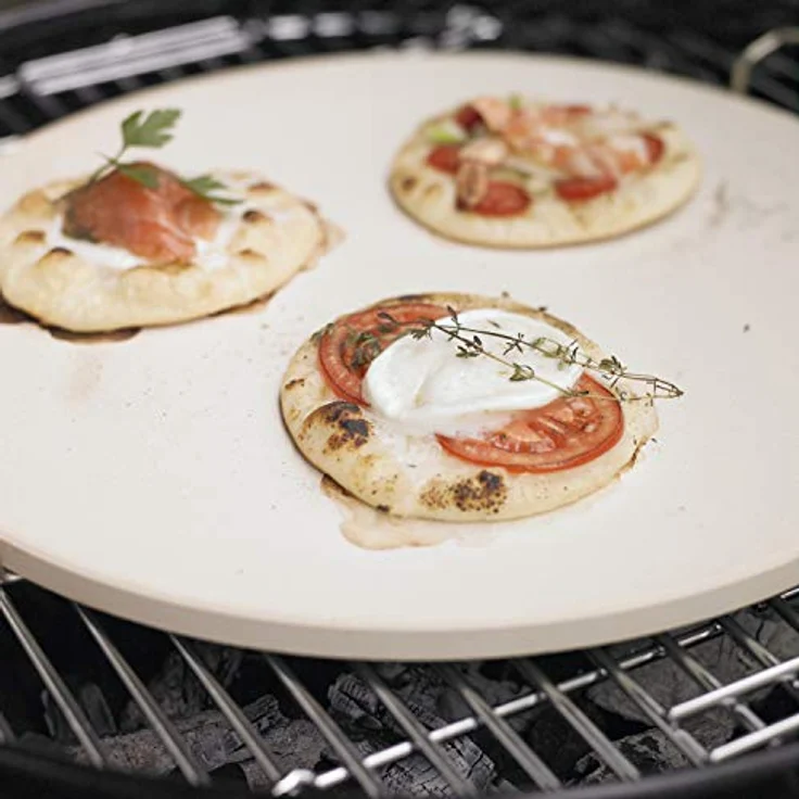 RÖSLE Pizzastein rund, Hochwertiger Pizzastein aus Schamott zur Zubereitung von Pizza, Flammkuchen, Brot usw. auf dem Grill oder im Backofen, verchromte Stahlgriffe, 41 cm – Bild 3
