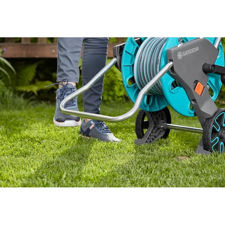 GARDENA Schlauchwagen CleverRoll M Set: Schlauchwagen mit 20 m 13 mm Classic-Schlauch und Spritze und Clipbefestigung zur Aufbewahrung, Nachtropfstopp, Kurbelseite frei wählbar (18513-20) – Bild 13