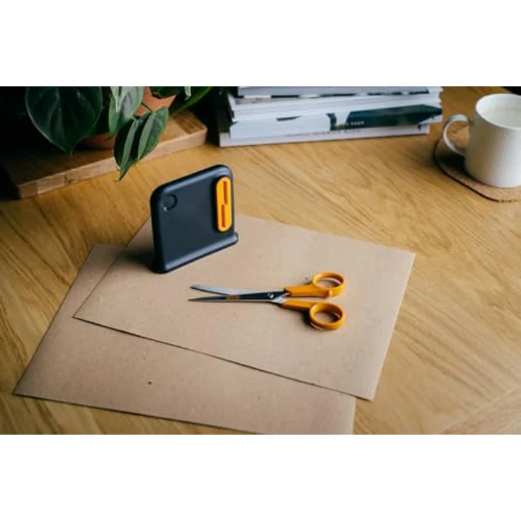 Fiskars Scherenschärfer, Ergonomisches Design für rechtshändige Küchenscheren, Schwarz/Orange, 55% recycelte Materialien, 80% recyceltes ABS-Gehäuse, Art.-Nr.: 1081190 – Bild 4