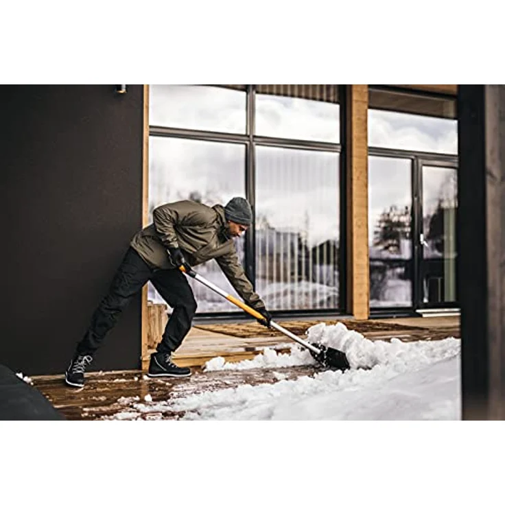 Fiskars X-series Schneeschieber, 53 cm Arbeitsbreite mit ergonomischem D-Griff und verstärktem Metallblatt – Bild 4