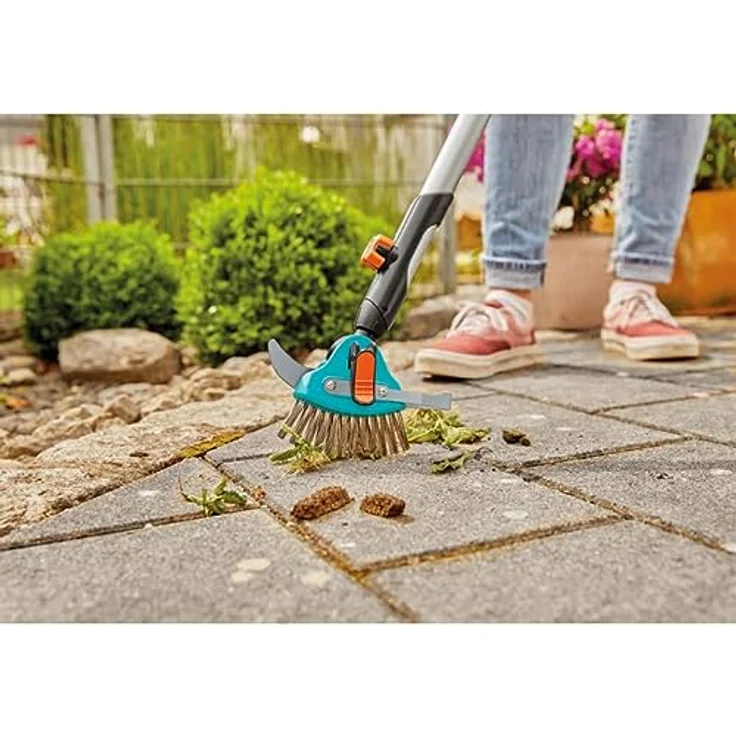 Gardena combisystem-3in1 Fugenreiniger: Multifunktions-Gartenhelfer zum Entfernen von Unkraut und Moos an schmalen und Breiten Fugen, Metallborsten, Edelstahlmesser. Passend zu CS-Stielen (03608-20) – Bild 3