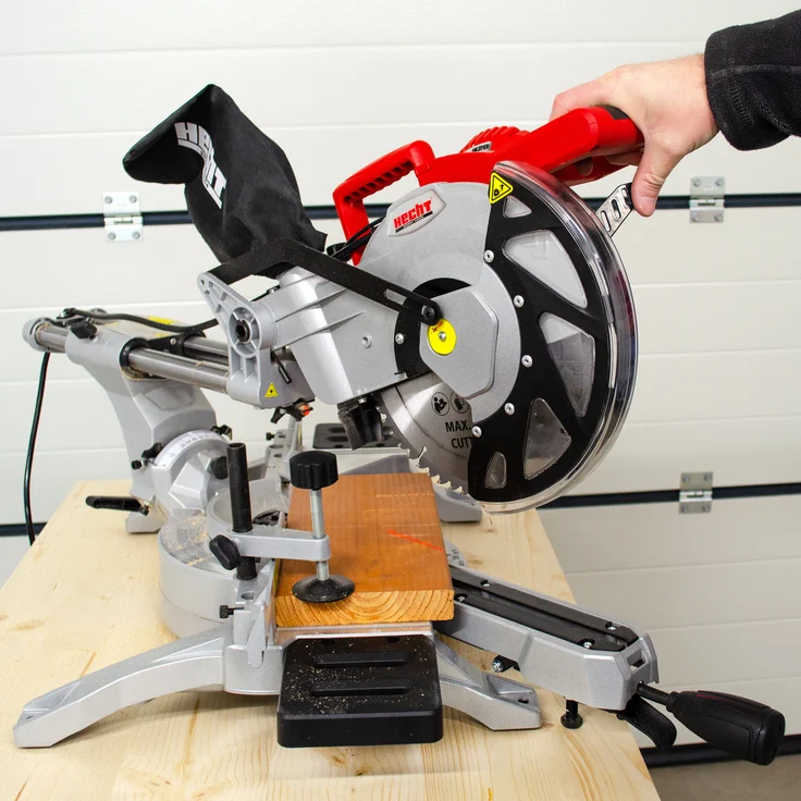 HECHT 820 Zug-Kapp-Gehrungssäge, 254 mm Sägeblatt, 2350 W, 4000 U/min, Laser, Spänefangsack, integrierte Zugfunktion