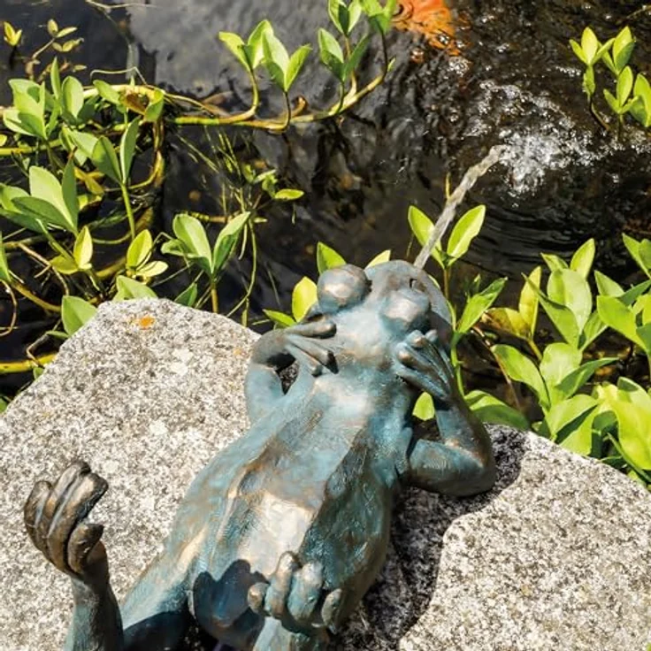 Esotec Solar Wasserspeier Frosch Lazy Frog, Teichfigur mit Tauchpumpe und Solarpanel, Bronze, H=24cm, Förderleistung 380l/h, für Garten und Balkon – Bild 3