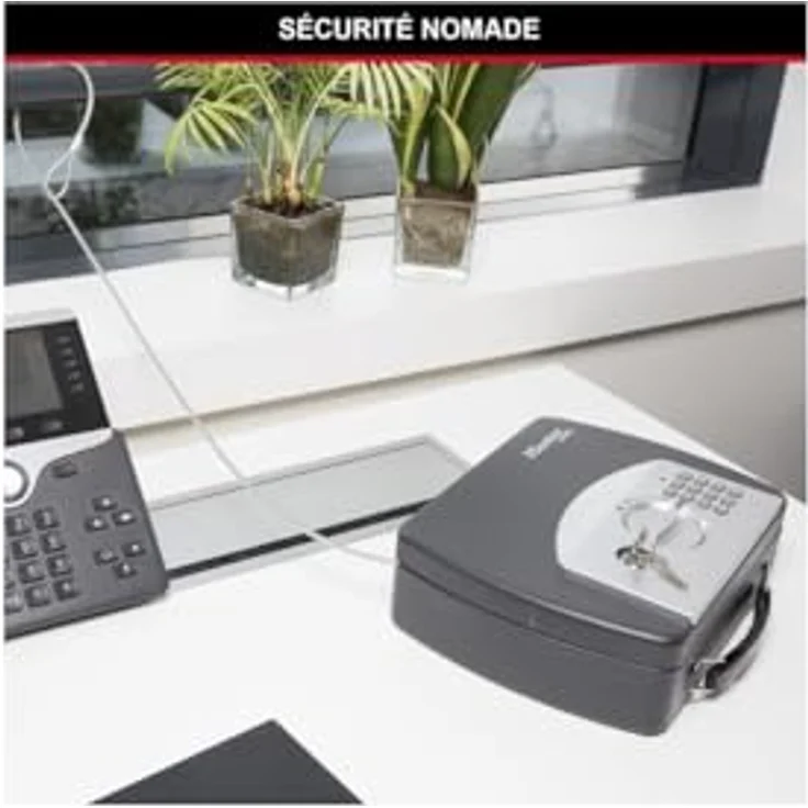 Master Lock P008EML, Geldkassette mit digitalem Kombinationsschloss und Stahlkabel, kompakt und schützend – Bild 2
