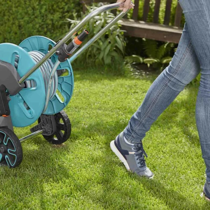 GARDENA Schlauchwagen CleverRoll M Set: Schlauchwagen mit 20 m 13 mm Classic-Schlauch und Spritze und Clipbefestigung zur Aufbewahrung, Nachtropfstopp, Kurbelseite frei wählbar (18513-20) – Bild 11
