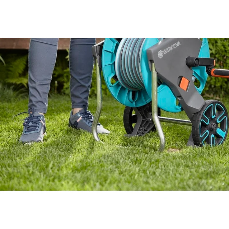 GARDENA Schlauchwagen CleverRoll M Set: Schlauchwagen mit 20 m 13 mm Classic-Schlauch und Spritze und Clipbefestigung zur Aufbewahrung, Nachtropfstopp, Kurbelseite frei wählbar (18513-20) – Bild 4
