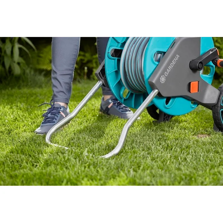 GARDENA Schlauchwagen CleverRoll M Set: Schlauchwagen mit 20 m 13 mm Classic-Schlauch und Spritze und Clipbefestigung zur Aufbewahrung, Nachtropfstopp, Kurbelseite frei wählbar (18513-20) – Bild 2