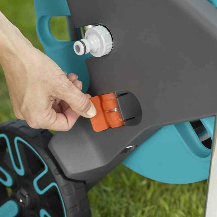 GARDENA Schlauchwagen CleverRoll M: Schlauchwagen mit bis zu 60 m Kapazität, besonders standfest, mit Clip zur Spritzen-Aufbewahrung, Nachtropfstopp, Kurbelseite frei wählbar (18511-20) – Bild 3