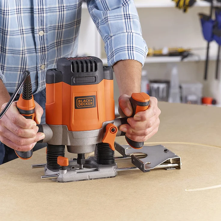 Black+Decker KW1200E 1200W Oberfräse, 28.000 1-min, max. Fäserdurchmesser 38 mm (inkl. 3 Spannzangen, Parallelanschlag, Zirkel, Staubabsaugevorrichtung, Kopierhülse (17 mm), 1200 W, 230 V, Orange – Bild 2