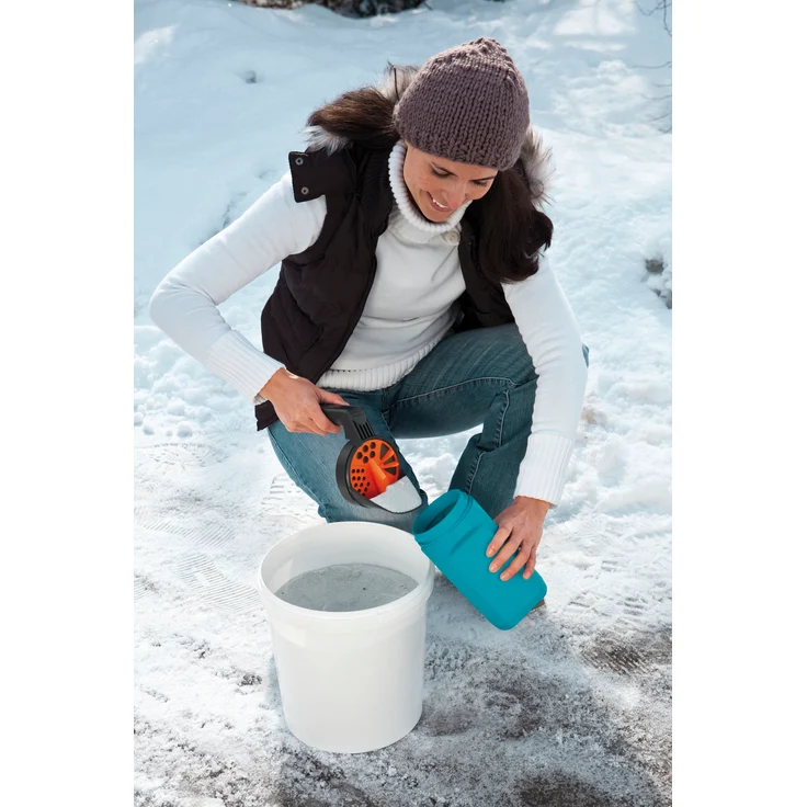 GARDENA Kleinstreuer S Aktion: Streugutbehälter und Handstreuer geeignet für Sand, Salz und Splitt, zum Streuen im Winter, einzigartiges Dosiersystem, auch für Dünger und Saatgut verwendbar (3255-30) – Bild 5