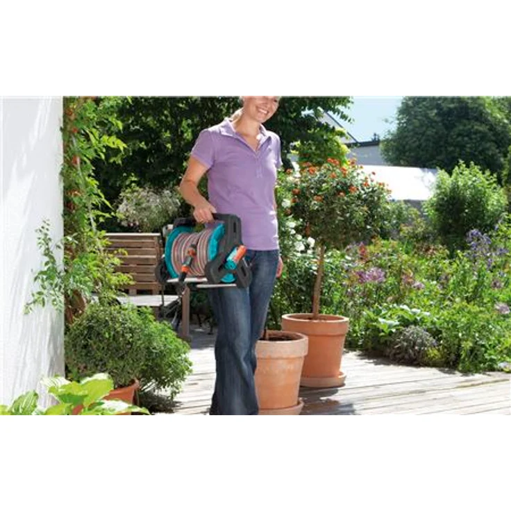 GARDENA Classic Schlauchtrommel 10 Set: Gartenschlauchset inkl. Schlauchtrommel und 10 m Schlauch, hohe Standsicherheit, Adapter, Spritze, Tragegriff, für Terrassen (8010-20) – Bild 7