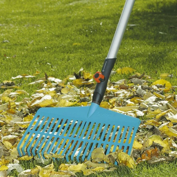 GARDENA combisystem-Rechenbesen: Handlicher Zinkenbesen zum Zusammenfegen von Laub und Grasschnitt, mit robusten Kunststoffzinken, Arbeitsbreite 43 cm (3101-20) – Bild 3