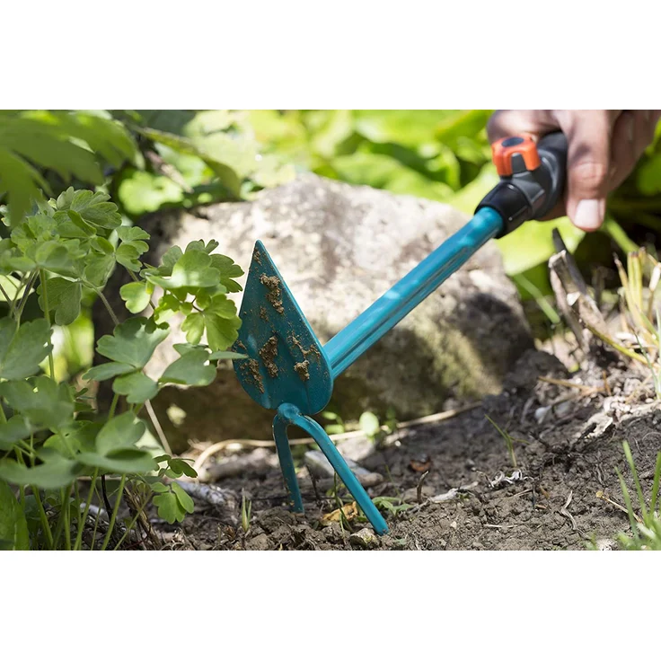 GARDENA combisystem-Kleinhäckchen: 2-Zinken-Doppelhacke zum Lockern des Bodens, Arbeitsbreite 6 cm, spitze Form, ergonomischer Griff, Korrosionsschutz (8911-20) – Bild 4