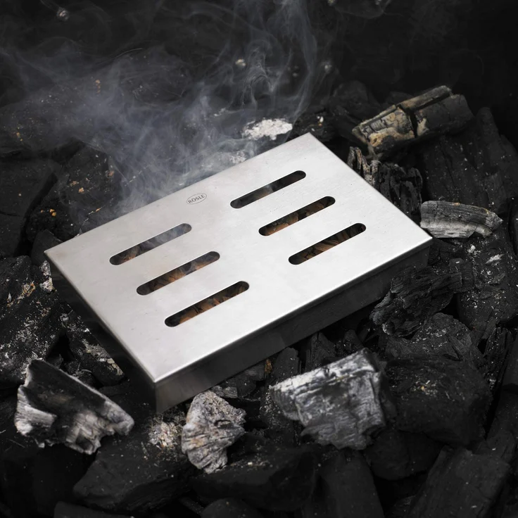 RÖSLE Räucherbox, Hochwertiger Smokerbox für aromatischer Rauchgeschmack im Fleisch, Räuchern auf Gas- und Holzkohlegrills, Edelstahl 18/10 – Bild 3
