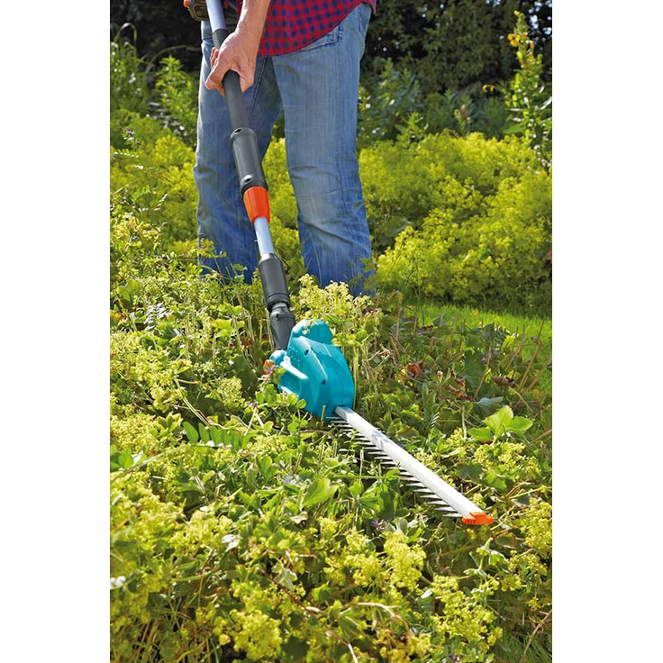 GARDENA Set Teleskop-Heckenschere THS Li-18-42: Akku-Heckenschneider, 3 m, abwinkelbarer Kopf und Teleskopstiel, inklusive Akku u. Ladegerät (8881-20) – Bild 2