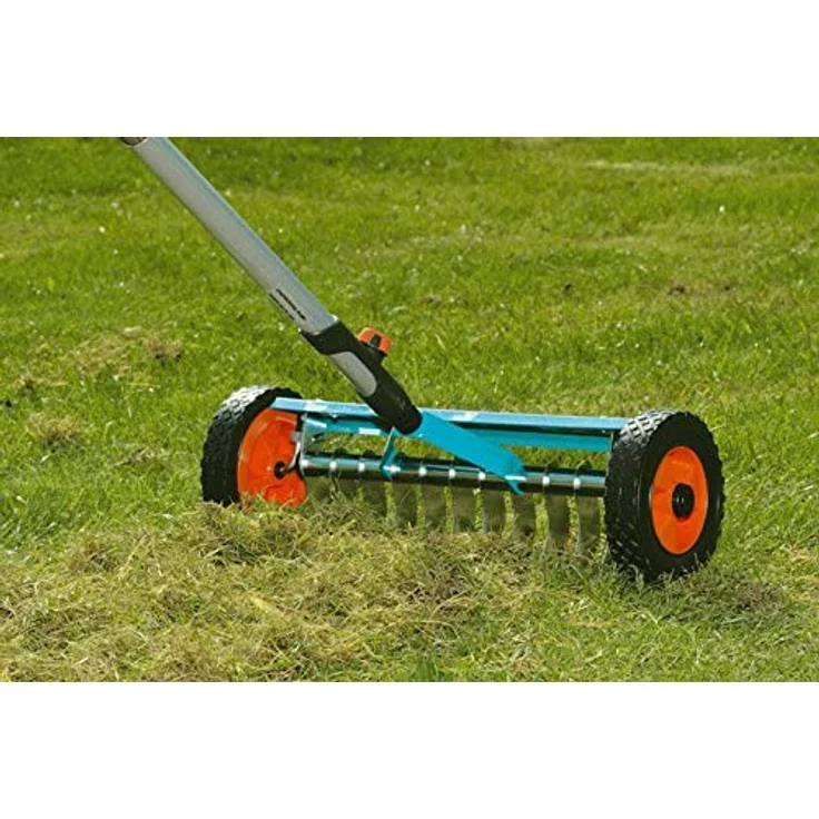 GARDENA combisystem-Vertikutier-Boy: Hand-Vertikutierer zur Beseitigung von Moos, Unkraut und Rasenfilz, 32 cm Arbeitsbreite, mit robusten Rädern und Hubachse zum leichteren Arbeiten (3395-20) – Bild 3