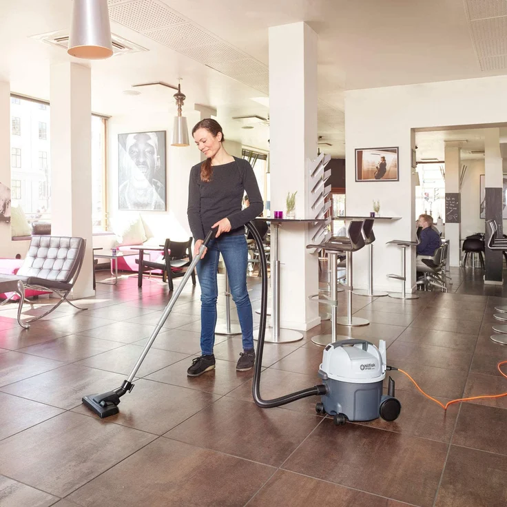 Nilfisk VP300 HEPA Basic Gewerbesauger 107415322, 73 dB beutellos 10 Liter 10 m Kabel für Teppichböden – Bild 6