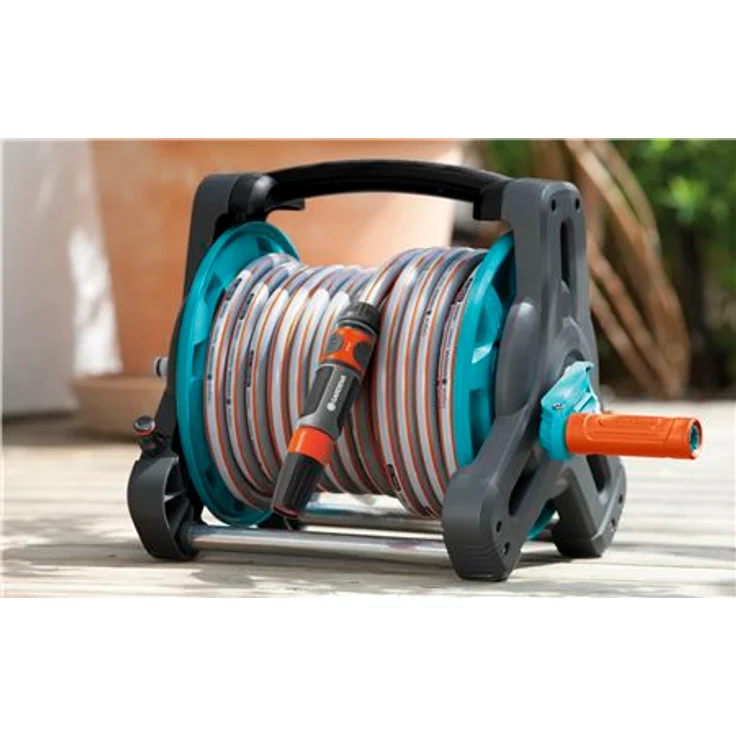 GARDENA Classic Schlauchtrommel 10 Set: Gartenschlauchset inkl. Schlauchtrommel und 10 m Schlauch, hohe Standsicherheit, Adapter, Spritze, Tragegriff, für Terrassen (8010-20) – Bild 3